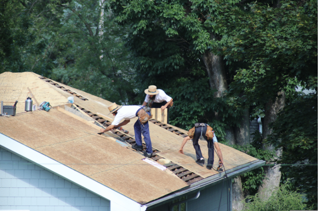 Training session on installing energy-efficient warm roof systems.